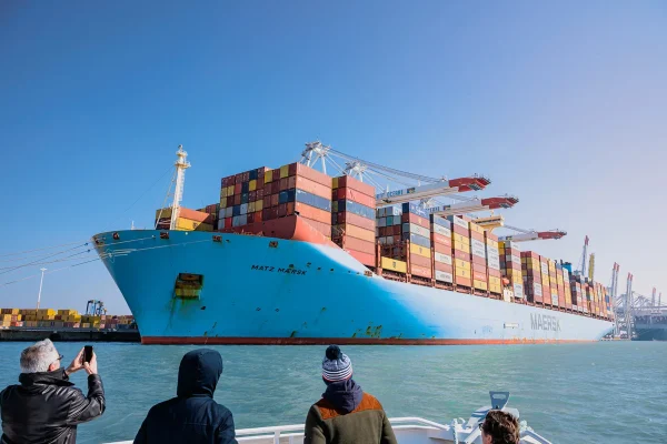 Porte-conteneurs impressionnant lors d'une visite en bateau du Port du Havre