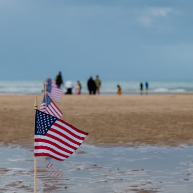 Drapeaux américains sur Omaha Beach