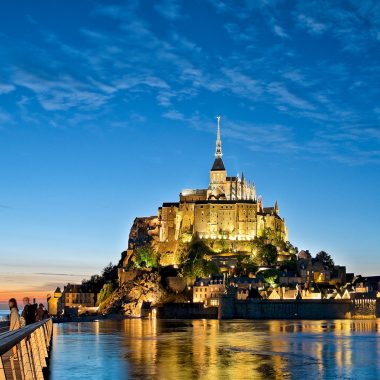 Le Mont-Saint-Michel à la tombée de la nuit