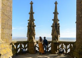 Couple regardant la baie du Mont-Saint-Michel