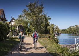 Itinéraire Seine à vélo avec cyclistes au bord de la Seine
