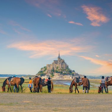 Chevaux devant le Mont-Saint-Michel