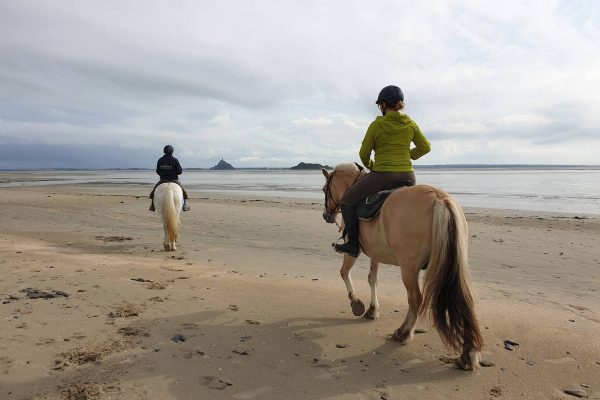 Cavaliers en direction du Mont-Saint-Michel