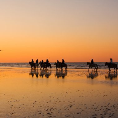 Randonnée équestre sur la plage en Normandie - © Tof-Locoste - Fotolia.com