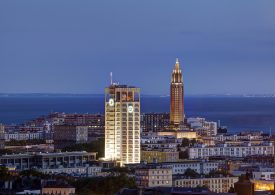 Vue sur la tour de l'hôtel de ville et l'église Saint-Joseph, Le Havre