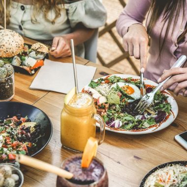 Déjeuner végétarien entre amis