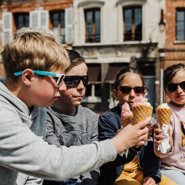 Enfants mangeant une glace à Lyons-la-Forêt