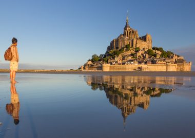 Randonneur au Mont-Saint-Michel