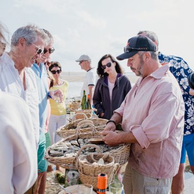 Dégustation sur l'estran - huitres et vin blanc