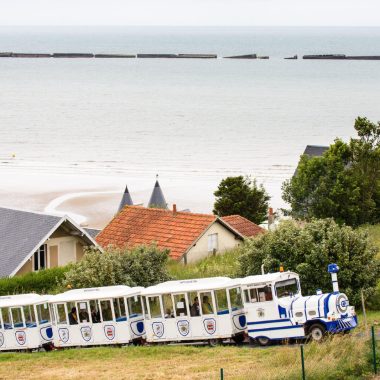 Train touristique à Arromanches-les-Bains