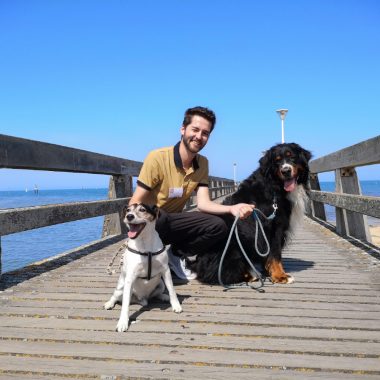 Lucas et les chiens sur la jetée de Courseulles-sur-Mer