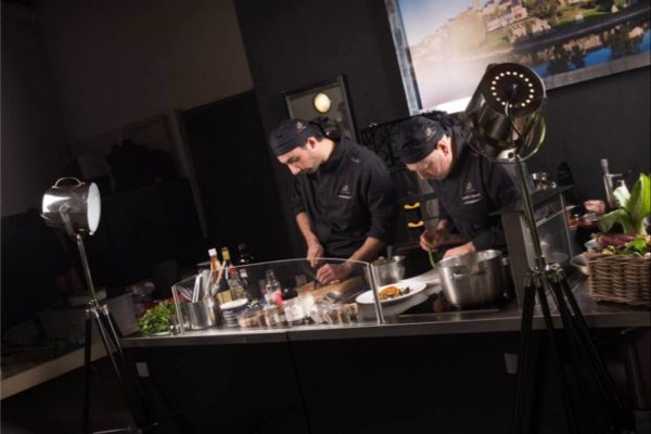 2 cuisiniers en action