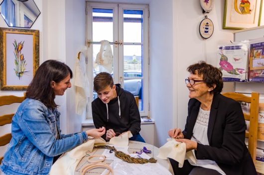 Expérience Je sais broder au point de Bayeux