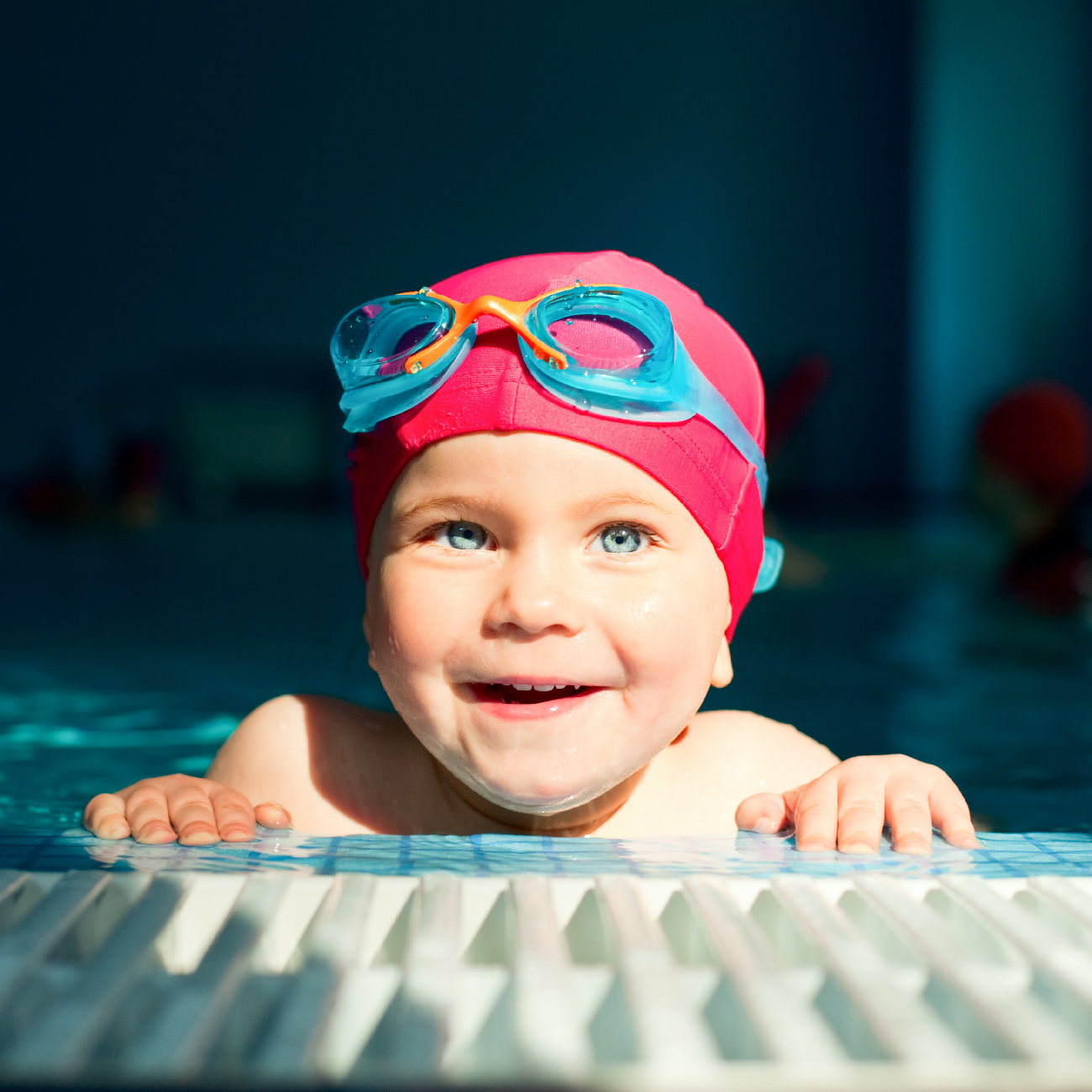 С песней веселее было плыть по скучной. Маленькое видео детей в бассейне. Фото 5 летнего ребенка в бассейне. Фото мальчика из бассейна.