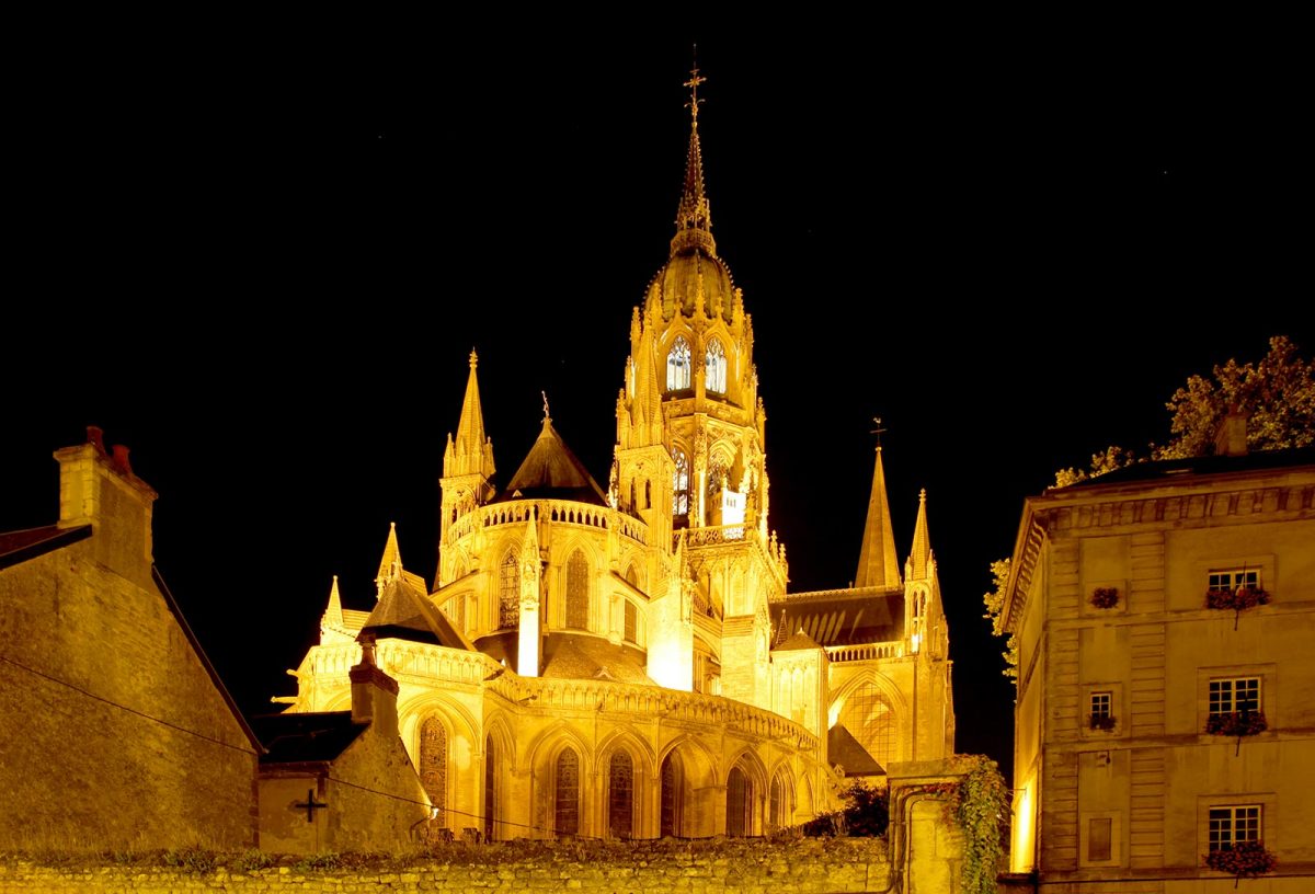 Cathédrale de Bayeux de nuit