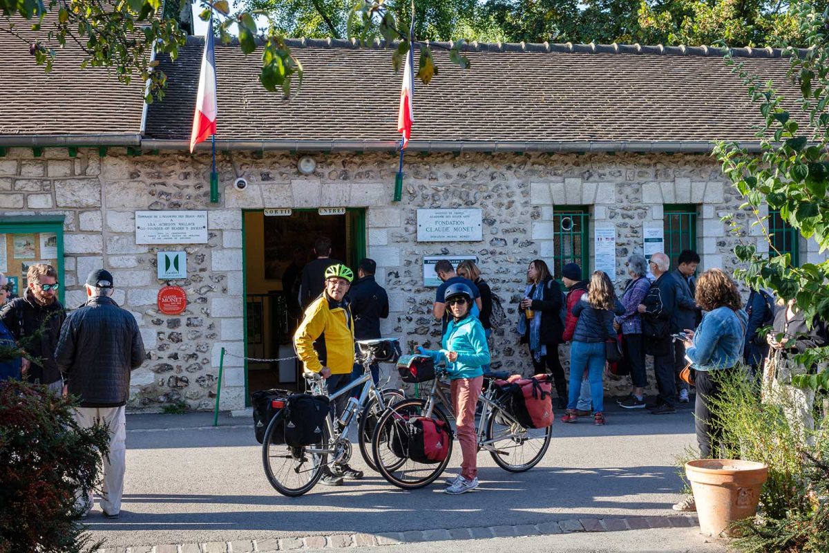 Couple à vélo devant la fondation Monet à Giverny - La Seine à Vélo