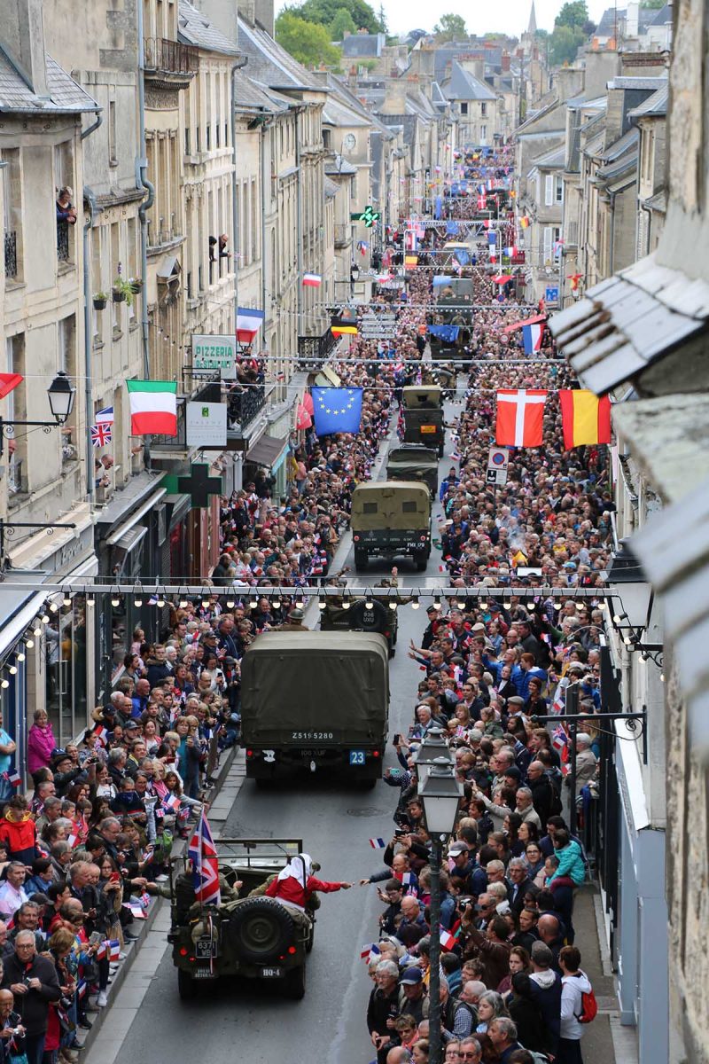 Parade de véhicules militaires dans Bayeux - D-Day