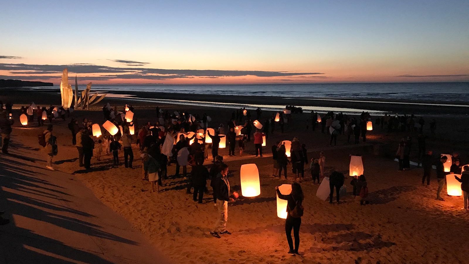 Lacher-de-lanternes-pique-nique-géant-Omaha-Beach-IsignyOmahaTourisme