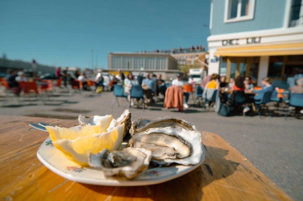 Dégustation d’huîtres au bar Chez Lili au Havre © Amaury Dupas
