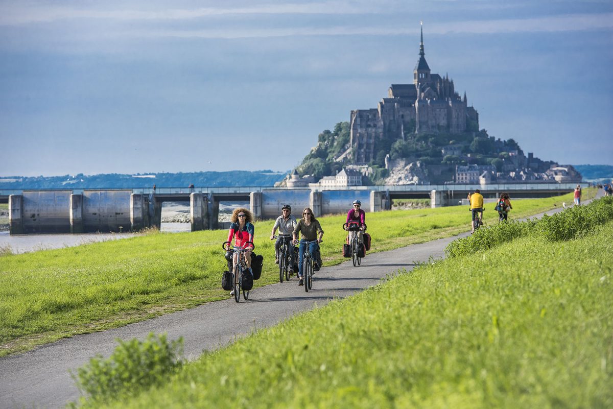 Cycling at Mont-Saint-Michel©-Veloscenie /David Darraul