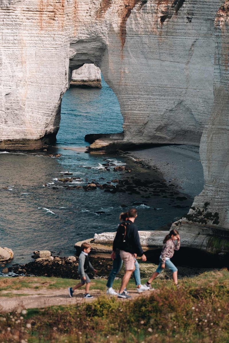 Family walk on the cliffs of Étretat © Refuse to hibernate