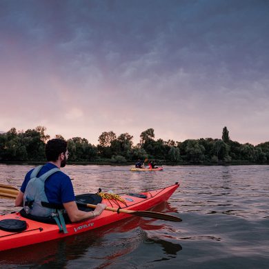 Kayak Adventure and Riverside Aperitif Along the Seine