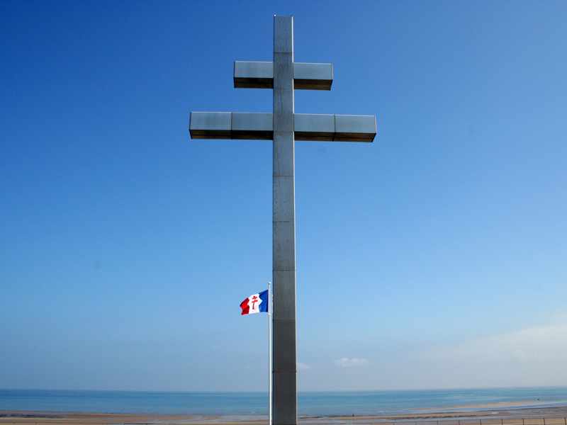 France, Courseulles-sur-mer - Drapeau croix de Lorraine Stock Photo