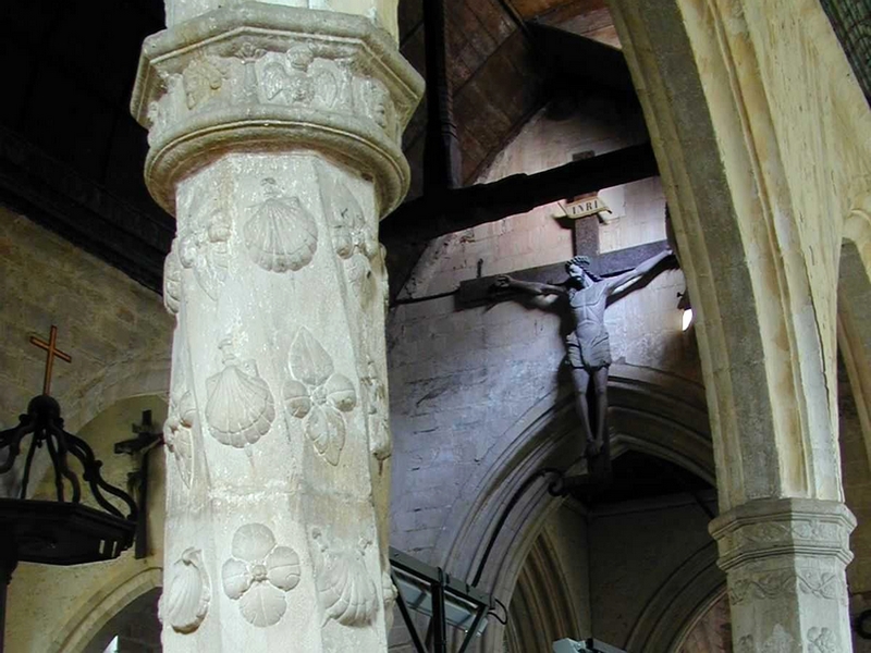 Detail van een zuil. - Picture of Eglise Saint-Martin, Veules-les-Roses -  Tripadvisor